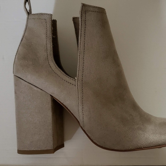 Steve Madden Open Side Beige Ankle Boots - Picture 1 of 2